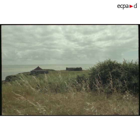 Deux des quatre casemates allemandes M270. [légende d'origine]