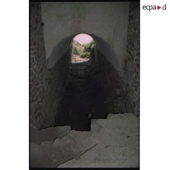 Accès au magasin sous roc. [légende d'origine]