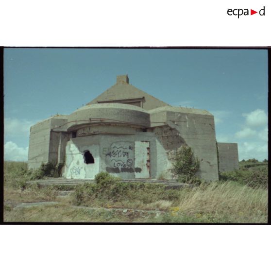 Casemate allemande M270, avec son faux pignon de camouflage. [légende d'origine]