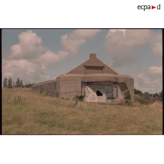 Casemate allemande M270, avec son faux pignon de camouflage. [légende d'origine]