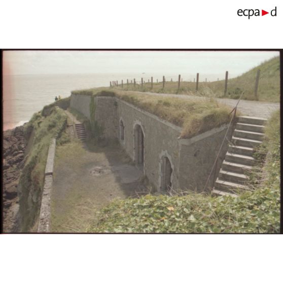 Accès au poste photo-électrique et au magasin sous roc. [légende d'origine]