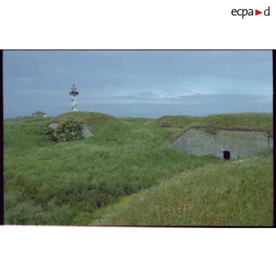 La poudrière, deux traverses abri et les phares. [légende d'origine]