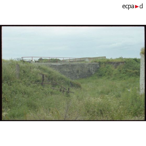 Le toit du blockhaus sert de parking ! [légende d'origine]