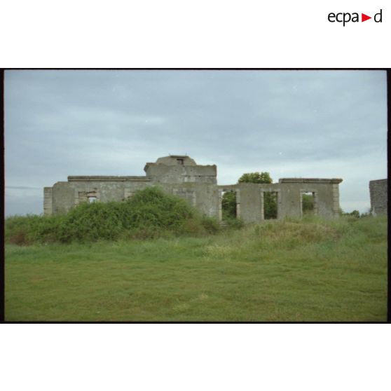 Ancien phare et position du radar allemand. [légende d'origine]