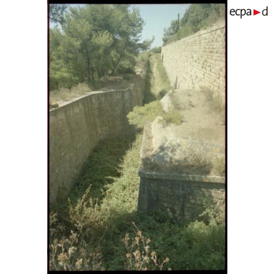 Fort de la Colle Noire. Fossé sud et sa caponnière. [légende d'origine]