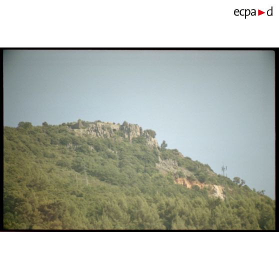 Fort du Pipaudon. Le fort vu depuis Sainte Anne d'Evenos. [légende d'origine]