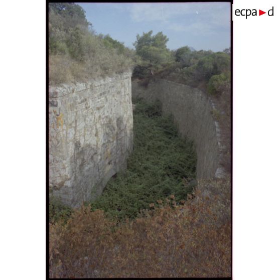 Fort de la Colle Noire. Fossé est vu du sud. [légende d'origine]