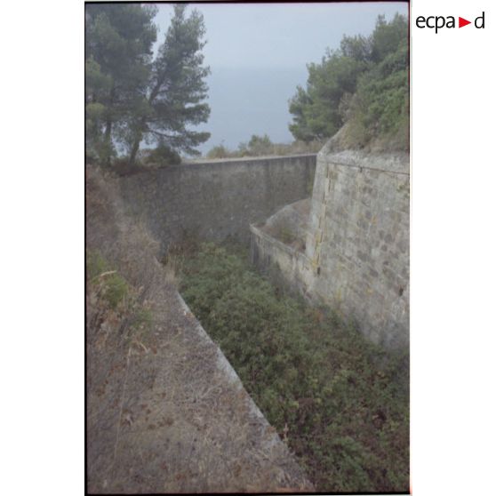 Fort de la Colle Noire. La mer devant la caponnière sud-est. [légende d'origine]