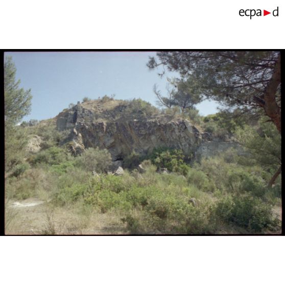 Fort de la Colle Noire. Ce qu'il reste de la cour du fort... [légende d'origine]