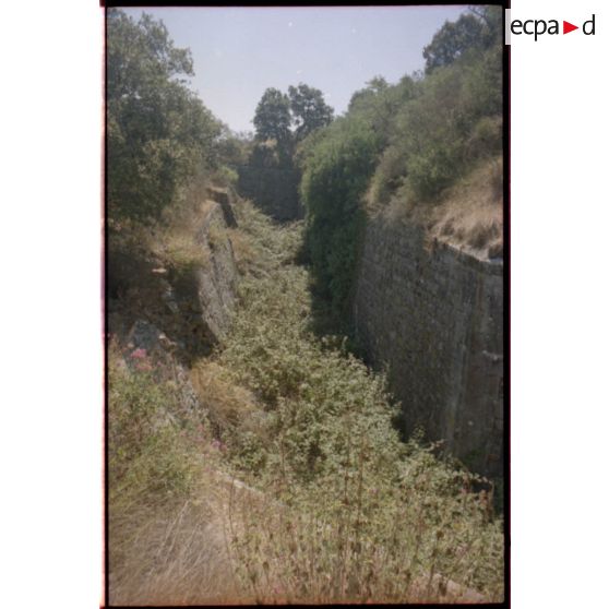 Fort de la Colle Noire. Fossé et escarpe est. [légende d'origine]