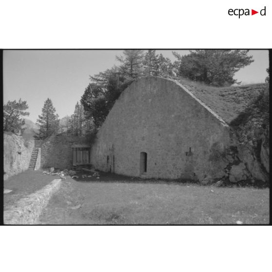 Fort de la Croix de Bretagne. Magasin à poudre - 1992. [légende d'origine]