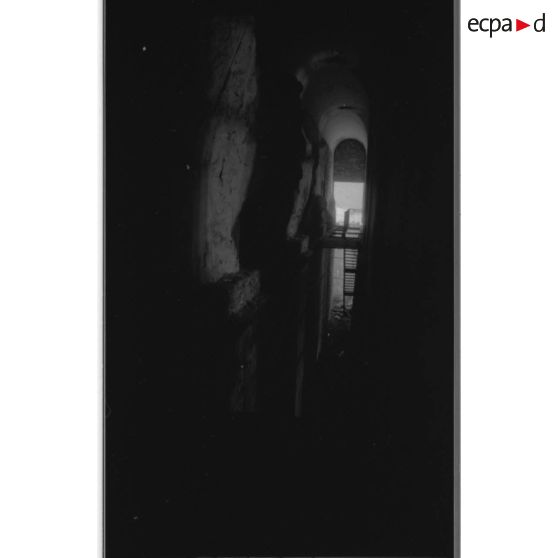 Fort de la Croix de Bretagne. Couloir de fond de la caserne principale - 1992. [légende