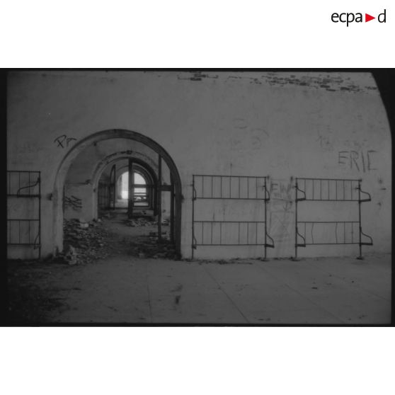 Fort de la Croix de Bretagne. Chambrée - 1992. [légende d'origine]