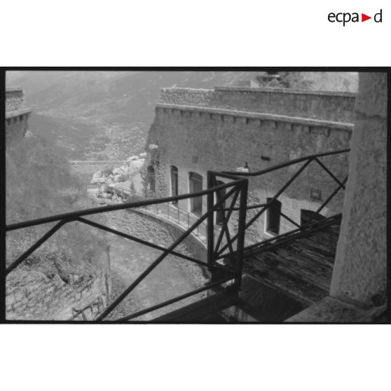 Fort de la Croix de Bretagne. Pavillon de la cuisine troupe et des latrines... - 1992. [légende d'origine]