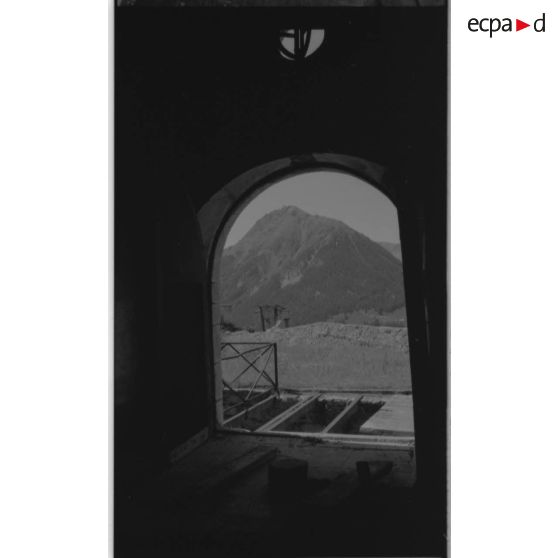 Fort de la Croix de Bretagne. Entrée sud du casernement principal - 1992. [légende d'origine]