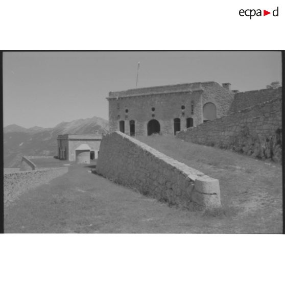 Fort de la Croix de Bretagne. Pavillon des officiers, citerne, caserne principale - 1992. [légende d'origine]
