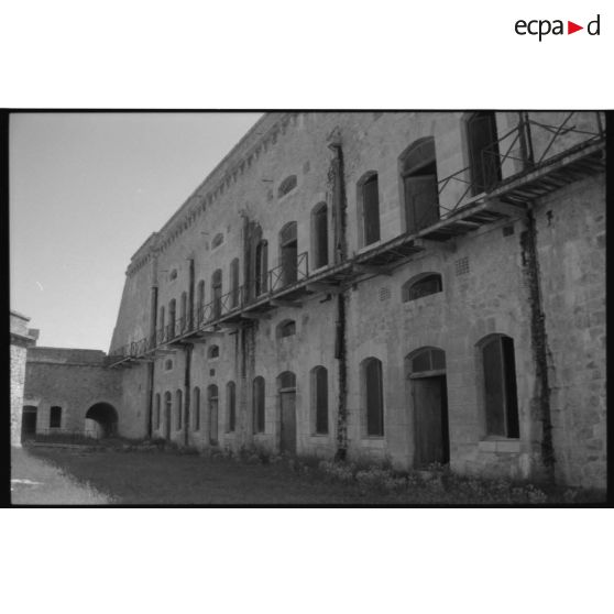 Fort de la Croix de Bretagne. Caserne principale - 1992. [légende d'origine]