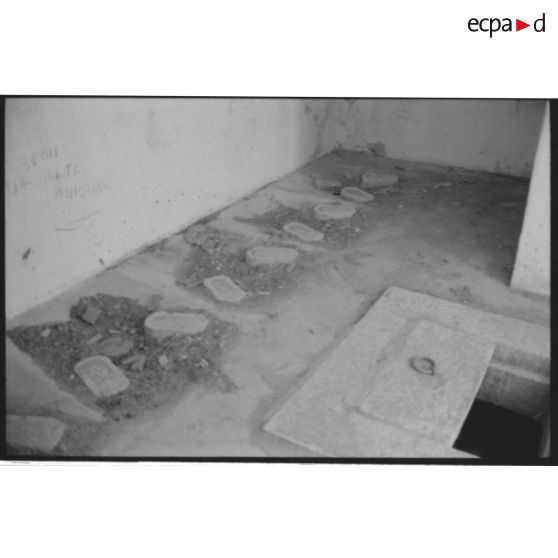 Fort de la Croix de Bretagne. Latrines - 1992. [légende d'origine]