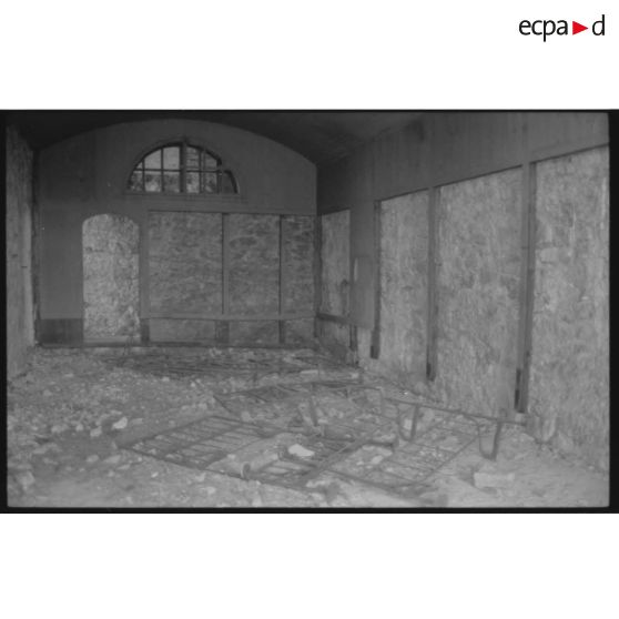 Fort de la Croix de Bretagne. Intérieur d'un casernement et restes de doublage des murs - 1992. [légende d'origine]