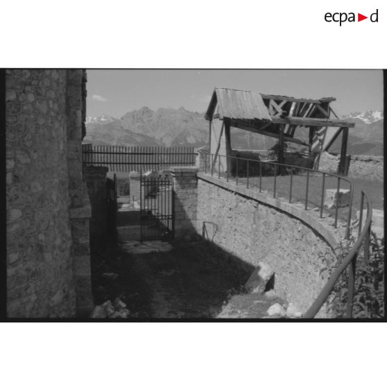 Fort de la Croix de Bretagne. L'entrée et ses deux grilles défensives - 1992. [légende d'origine]