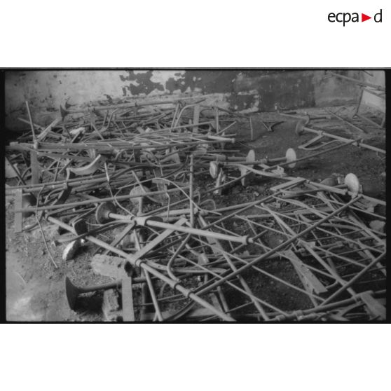 Fort de la Croix de Bretagne. Restes de lits superposés dans le poste de garde - 1992. [légende d'origine]