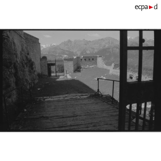 Fort de la Croix de Bretagne. Pont démontable et à droite, batterie 19 - 1992. [légende d'origine]