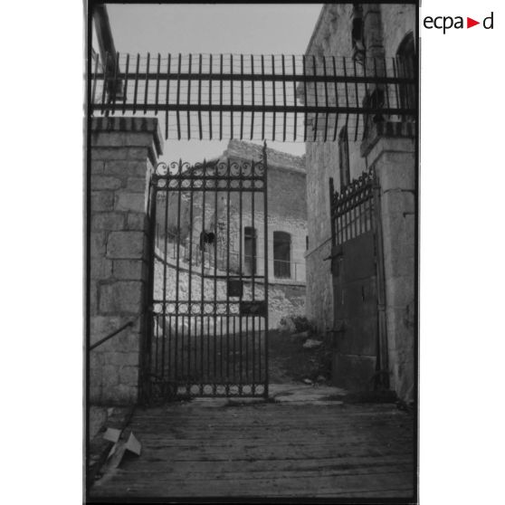 Fort de la Croix de Bretagne. 2e grille de l'entrée - 1992. [légende d'origine]