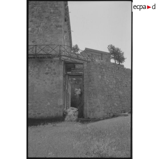 Fort de la Croix de Bretagne. Couloir de circulation autour de la caserne principale - 1992. [légende d'origine]