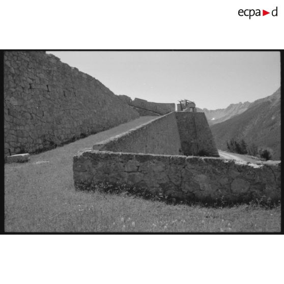 Fort de la Croix de Bretagne. De la caserne principale aux dessus - 1992. [légende d'origine]