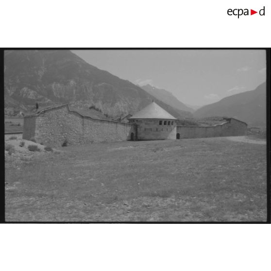 Mont-Dauphin. Gorge de la lunette d'Arçon - 1992. [légende d'origine]