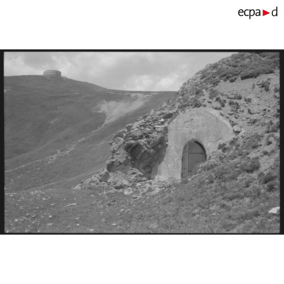 Redoute de Lenlon. Magasin à poudre sous roc - 1992. [légende d'origine]