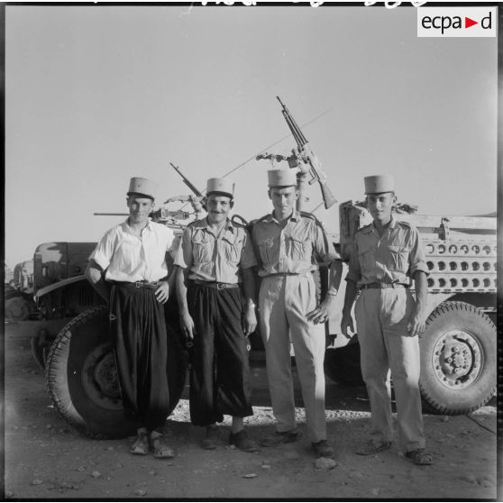 Portrait de quatre soldats du 2e groupement motorisé saharien (GMS).