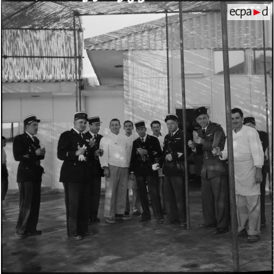 Des gendarmes font une pause déjeuner.