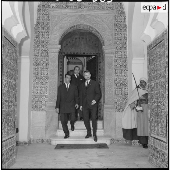 Alger. Des députés sortent du palais d'été.