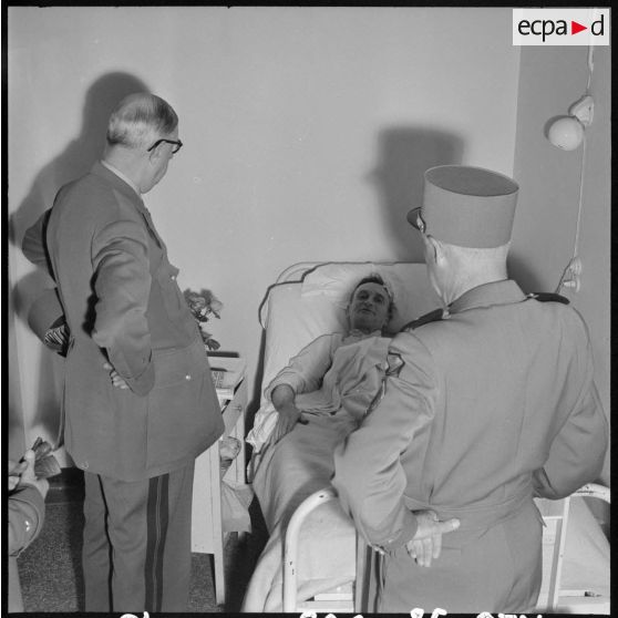Hôpital Maillot d'Alger. Visite du général de Gaulle.
