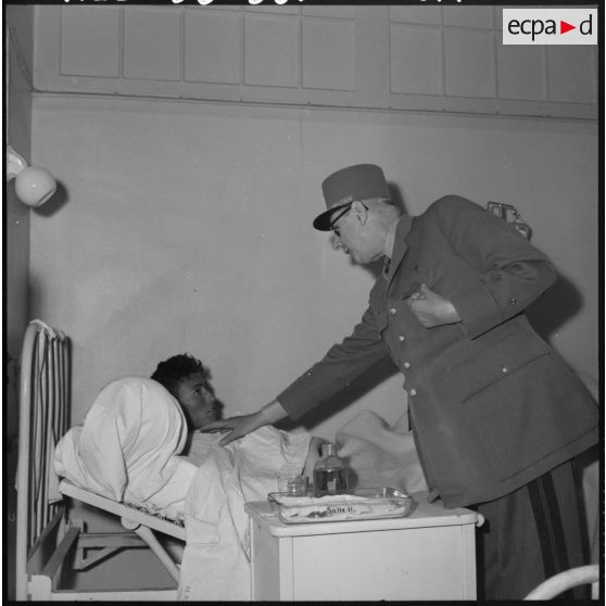 Hôpital Maillot d'Alger. Visite du général de Gaulle.