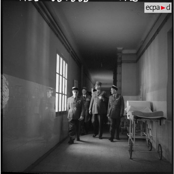 Hôpital Maillot d'Alger. Visite du général de Gaulle.