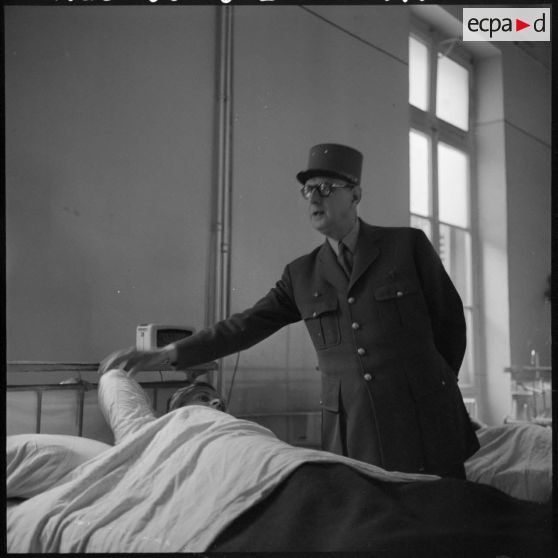 Hôpital Maillot d'Alger. Visite du général de Gaulle.