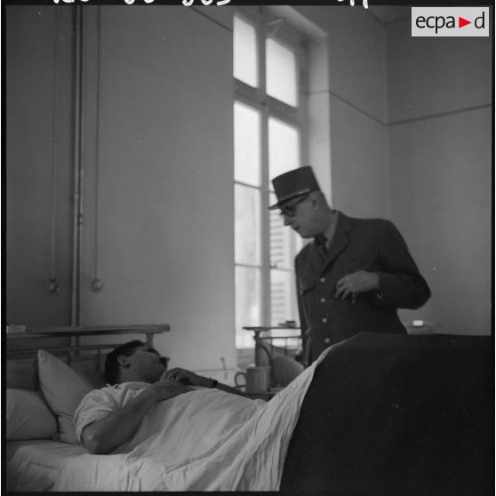 Hôpital Maillot d'Alger. Visite du général de Gaulle.