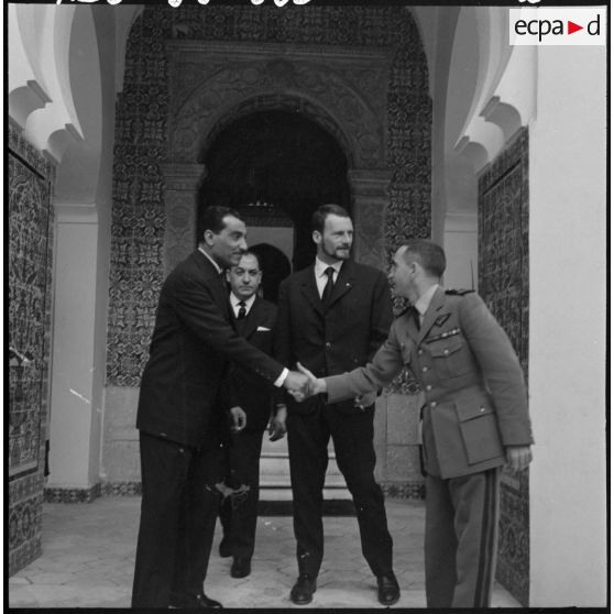 Alger. Des députés sortent du palais d'été.