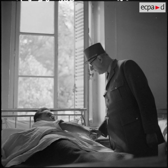 Hôpital Maillot d'Alger. Visite du général de Gaulle.