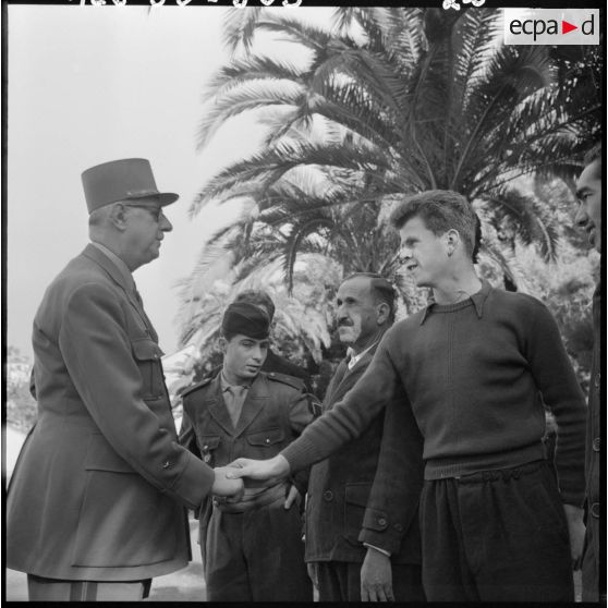 Hôpital Maillot d'Alger. Visite du général de Gaulle.