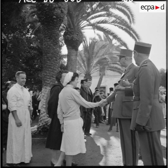 Hôpital Maillot d'Alger. Visite du général de Gaulle.