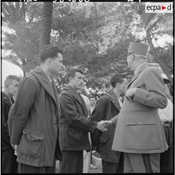 Hôpital Maillot d'Alger. Visite du général de Gaulle.