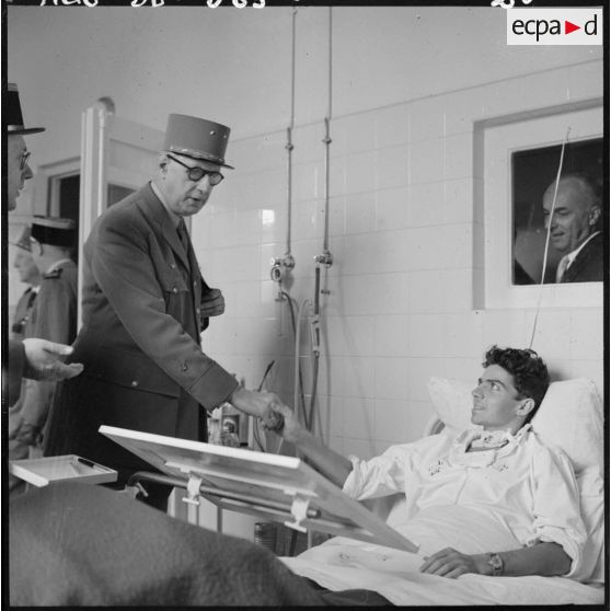 Hôpital Maillot d'Alger. Visite du général de Gaulle.
