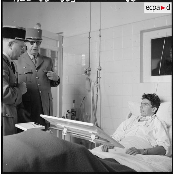 Hôpital Maillot d'Alger. Visite du général de Gaulle.