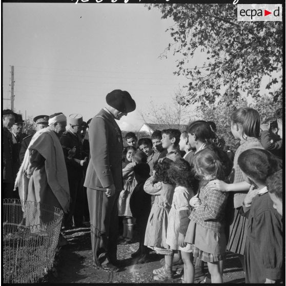 Mekla. Les enfants rencontrent le général Faure.
