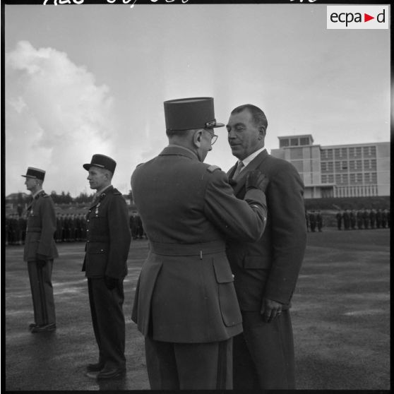 Air de France. Remise de décorations à l'école annexe des Transmissions d'AFN.