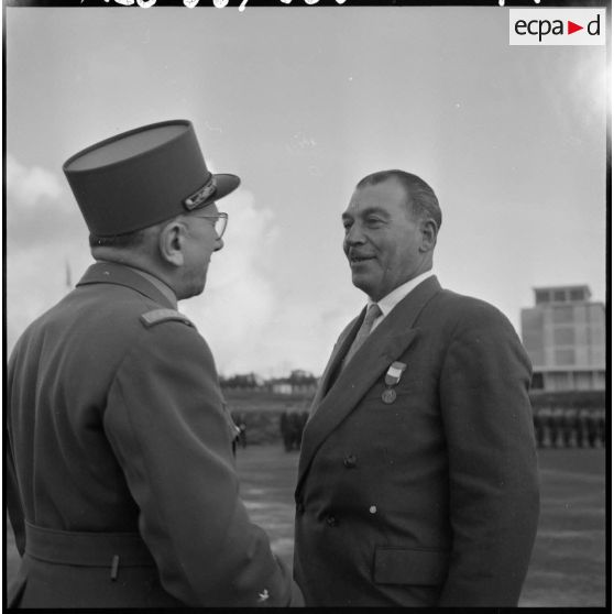 Air de France. Remise de décorations à l'école annexe des Transmissions d'AFN.
