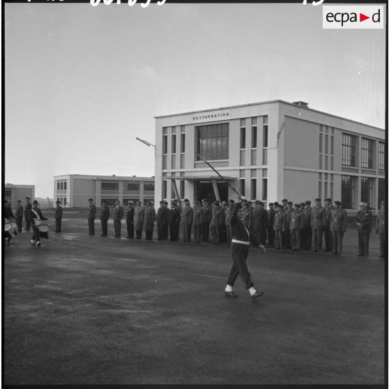 Air de France. Cérémonie militaire à l'école annexe des Transmissions d'AFN.